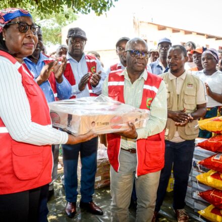 ÀS VÍTIMAS DAS CHEIAS EM BOANE: Primeira-ministra oferece produtos alimentares