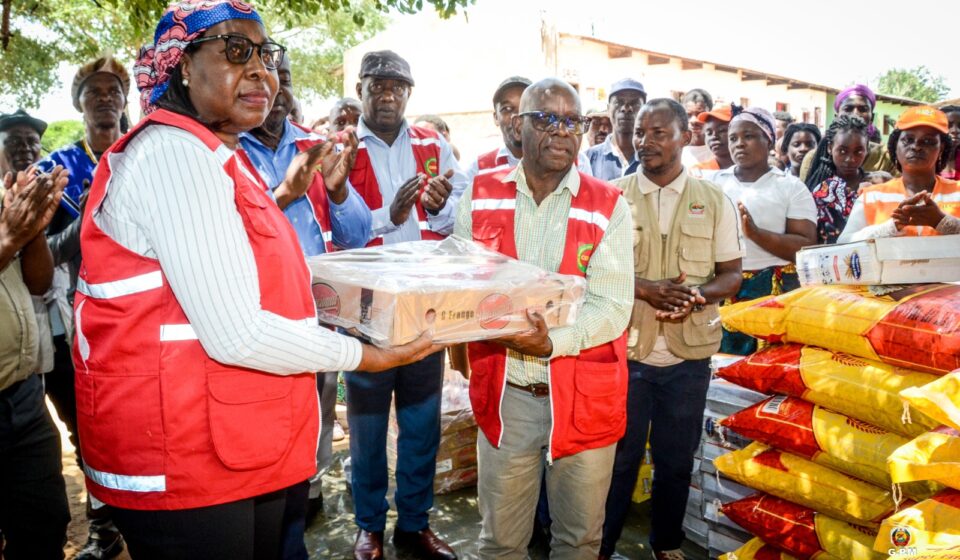 ÀS VÍTIMAS DAS CHEIAS EM BOANE: Primeira-ministra oferece produtos alimentares