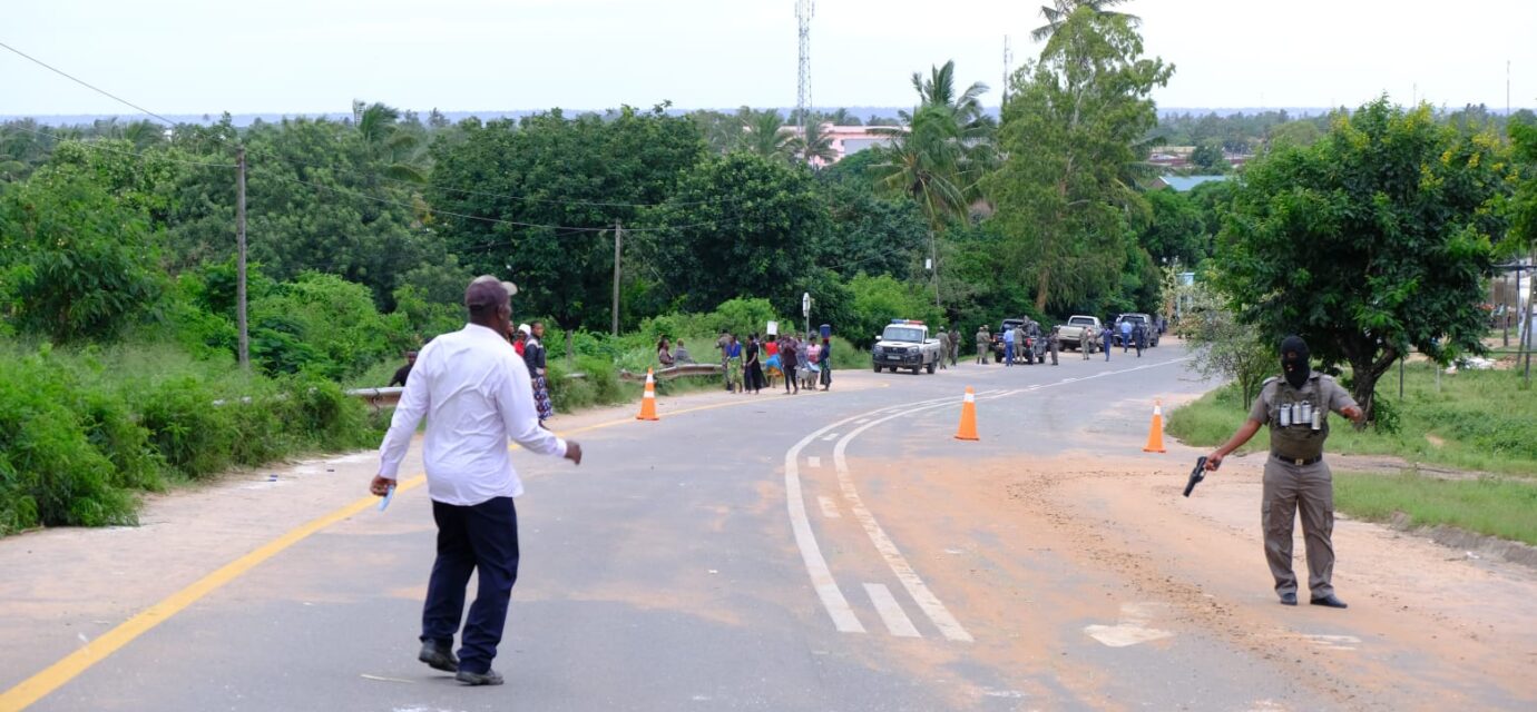 CHEIAS EM XAI-XAI: População desafia polícia para entrar na cidade inundada