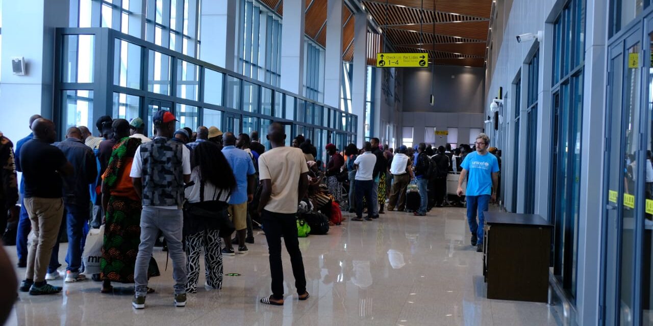 EM CHONGOENE: Filas longas para bilhetes de avião