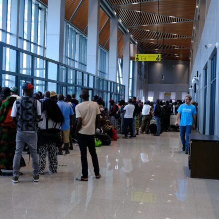 EM CHONGOENE: Filas longas para bilhetes de avião