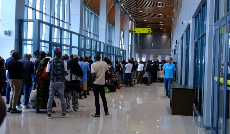 EM CHONGOENE: Filas longas para bilhetes de avião