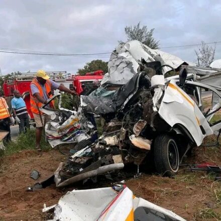 Embate entre autocarro e mini-bus faz sete mortos na Manhiça