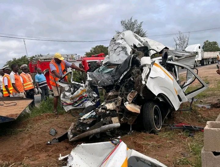 Embate entre autocarro e mini-bus faz sete mortos na Manhiça