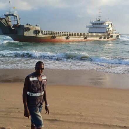 Gaza: Navio encalhado está vazio e não representa ameaça