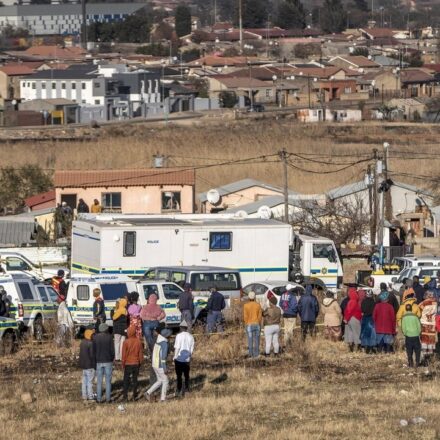 Homens armados matam dez pessoas na África do Sul