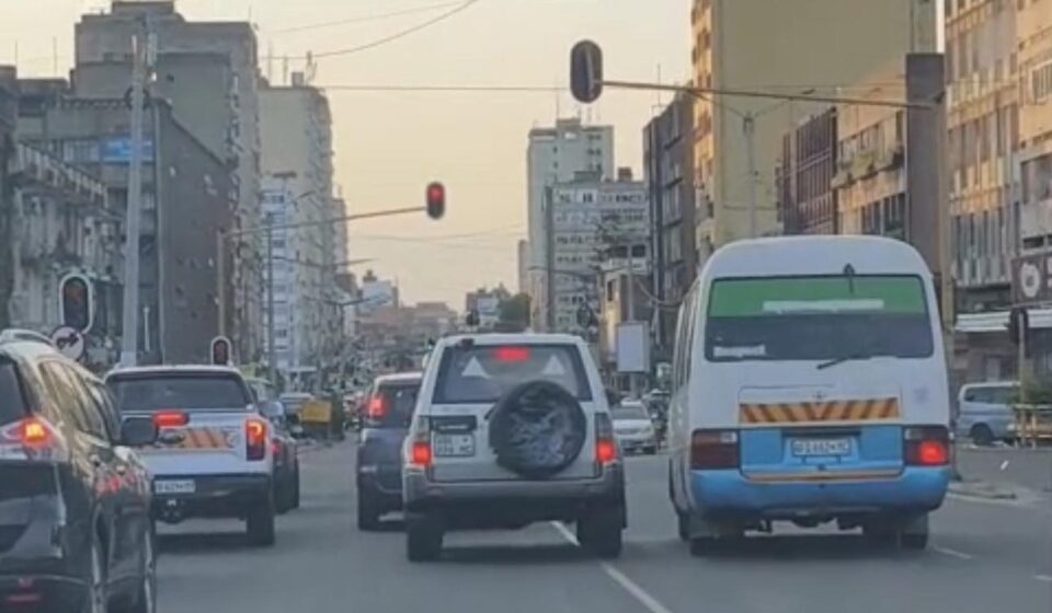Inibido de conduzir por um ano por realizar manobras perigosas num transporte de passageiros, na cidade de Maputo Inibido de conduzir por um ano por realizar manobras perigosas num transporte de passageiros, na cidade de Maputo