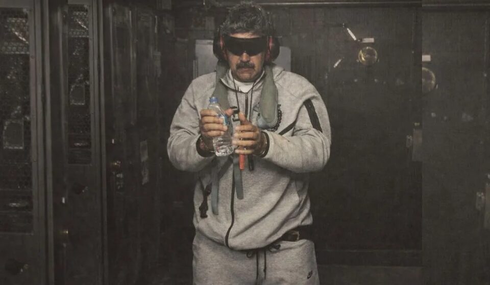 Nicolás Maduro desce de avião algemado em Nova Iorque