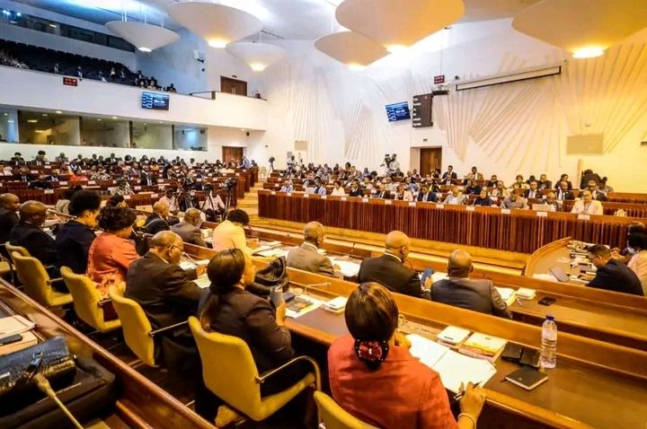Orçamento do Estado para 2026 aprovado com oposição dividida e défice de 7% do PIB