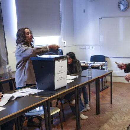 Presidenciais em Portugal: Seguro e Ventura passam à segunda volta