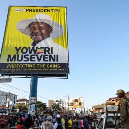 Presidente do Uganda reeleito em eleições contestadas pela oposição