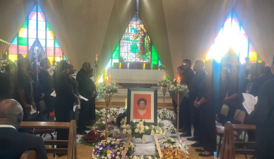 Velório de Luísa Diogo decorre na igreja Santo António da Polana